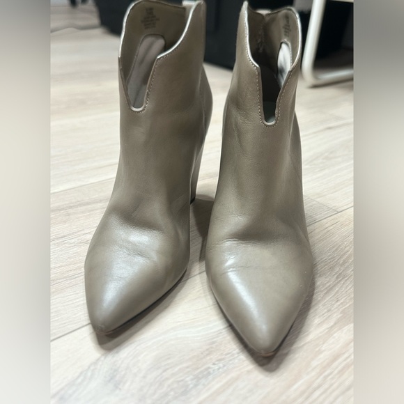1. State booties taupe beige tan 7.5 perfect for fall - Picture 7 of 10
